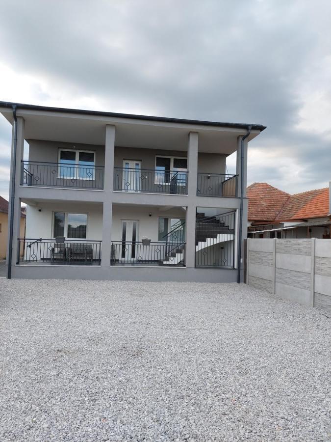 Apartmany Roland Veľký Meder エクステリア 写真